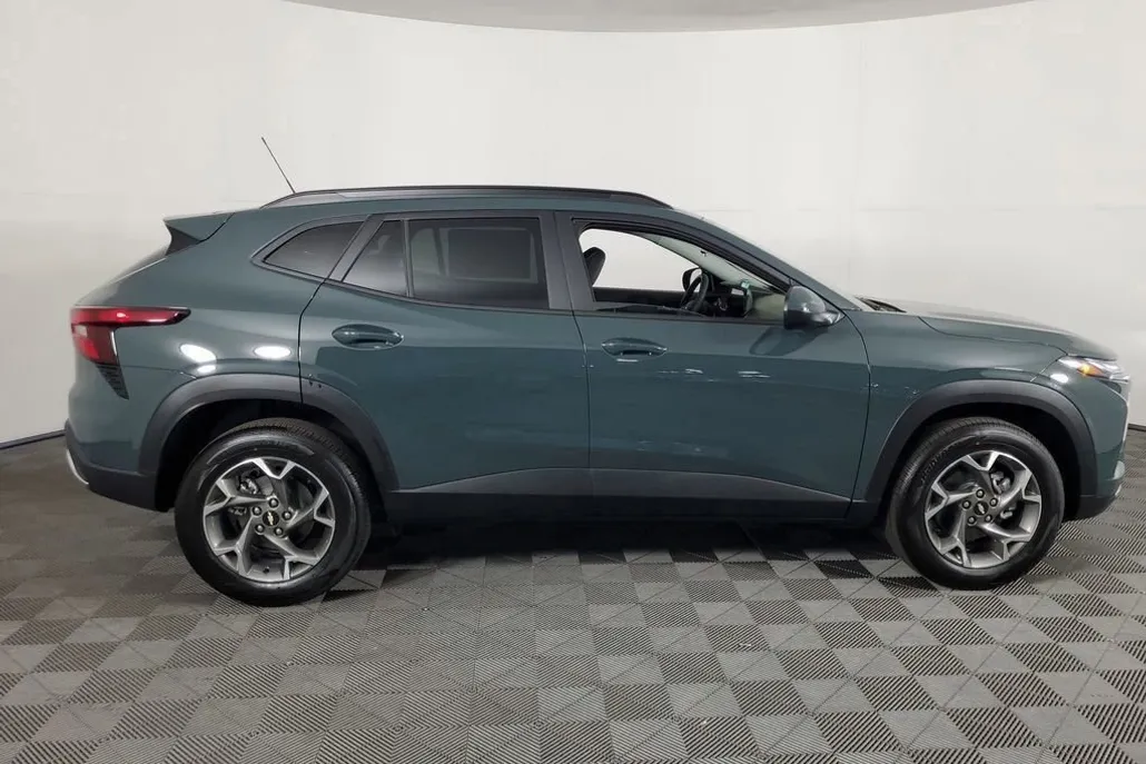 2025 Chevrolet Trax LT photo 1
