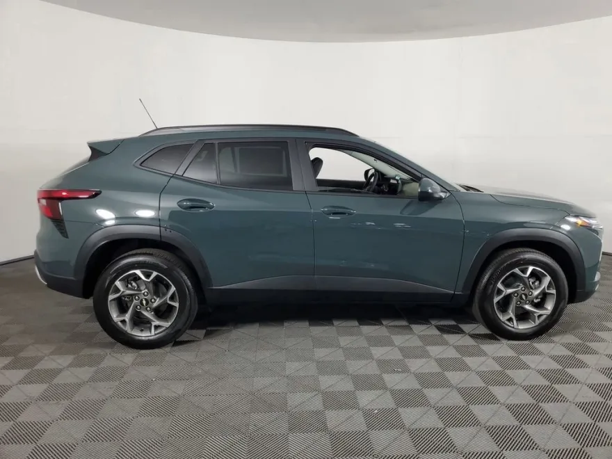 2025 Chevrolet Trax LT photo 1
