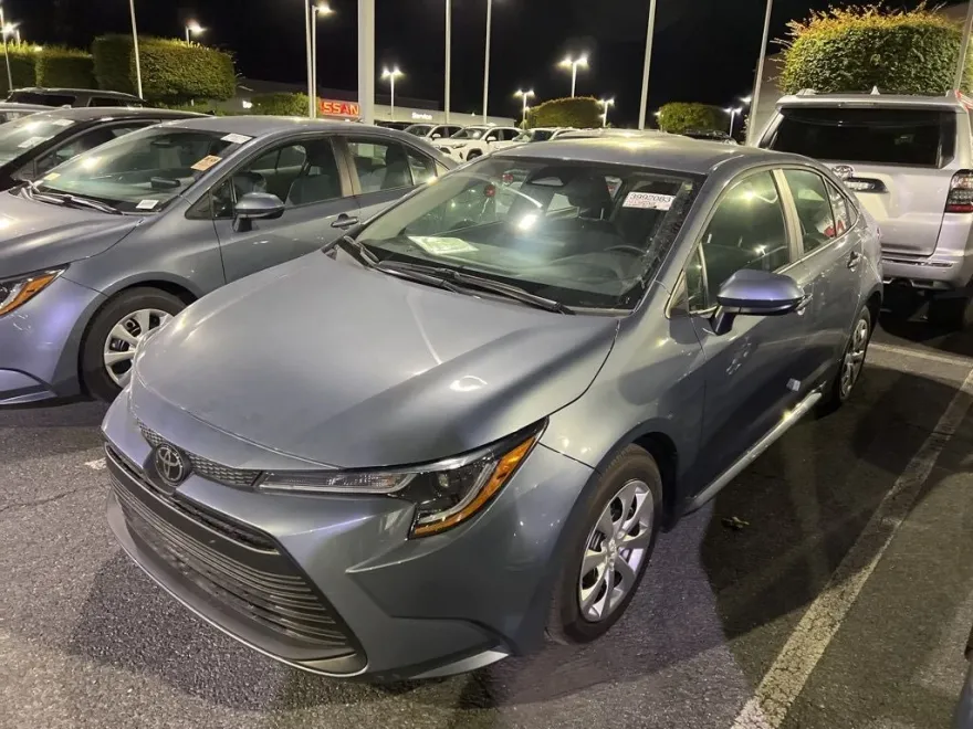 2025 Toyota Corolla LE photo 1
