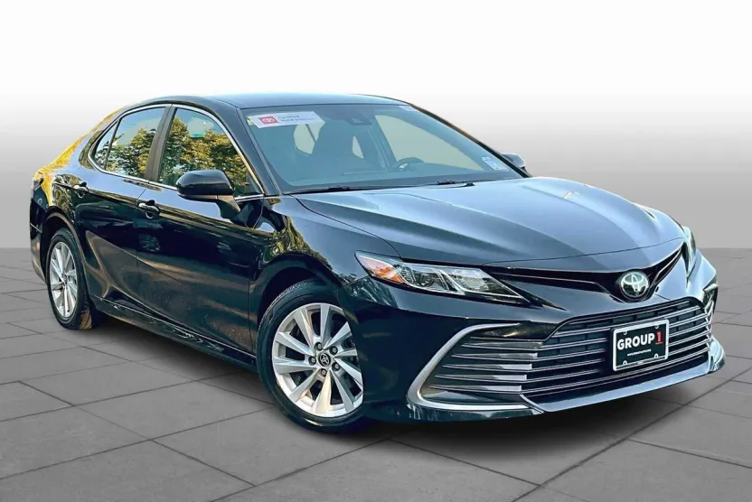 2022 Toyota Camry LE photo 1