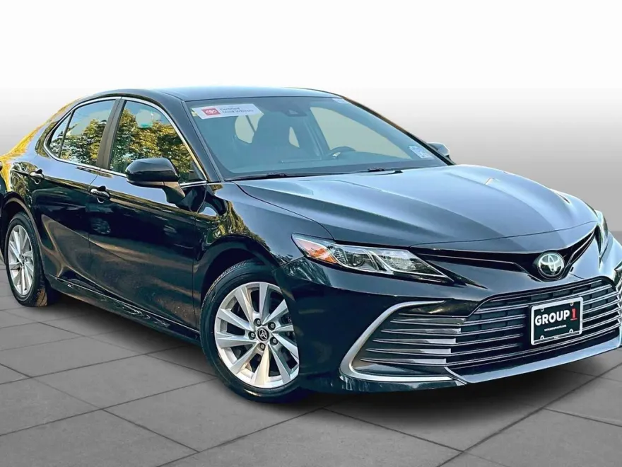 2022 Toyota Camry LE photo 1
