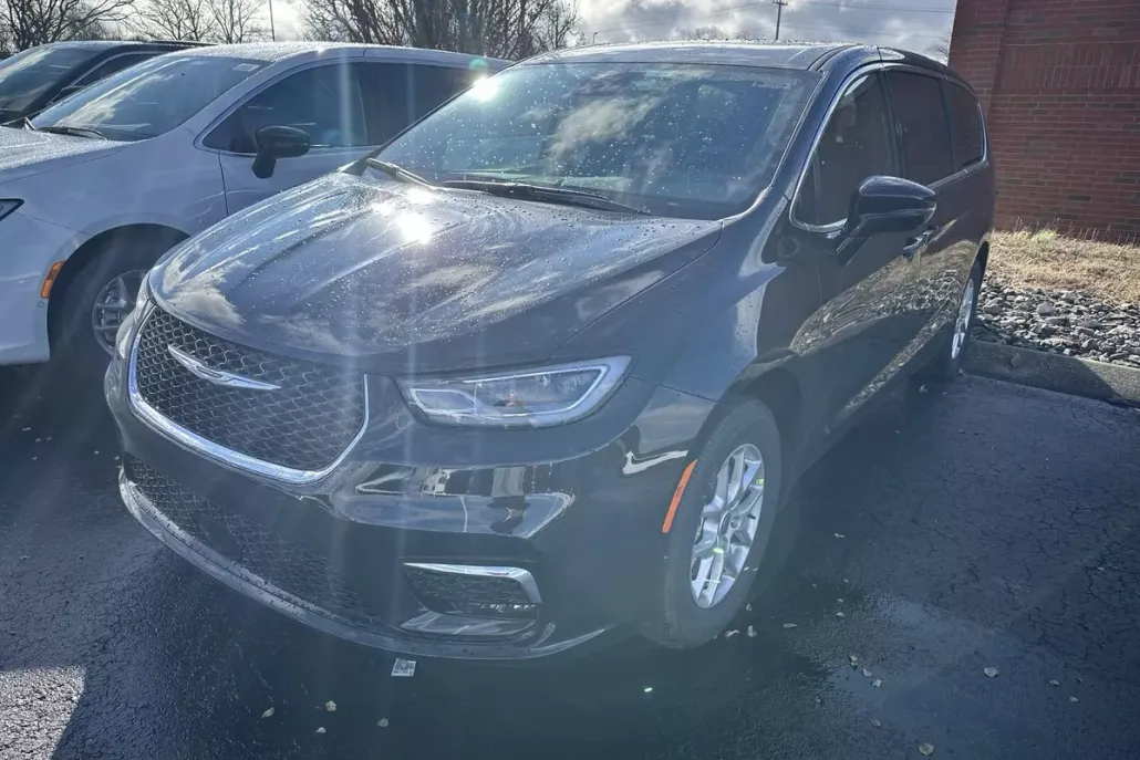 2025 Chrysler Pacifica photo 1