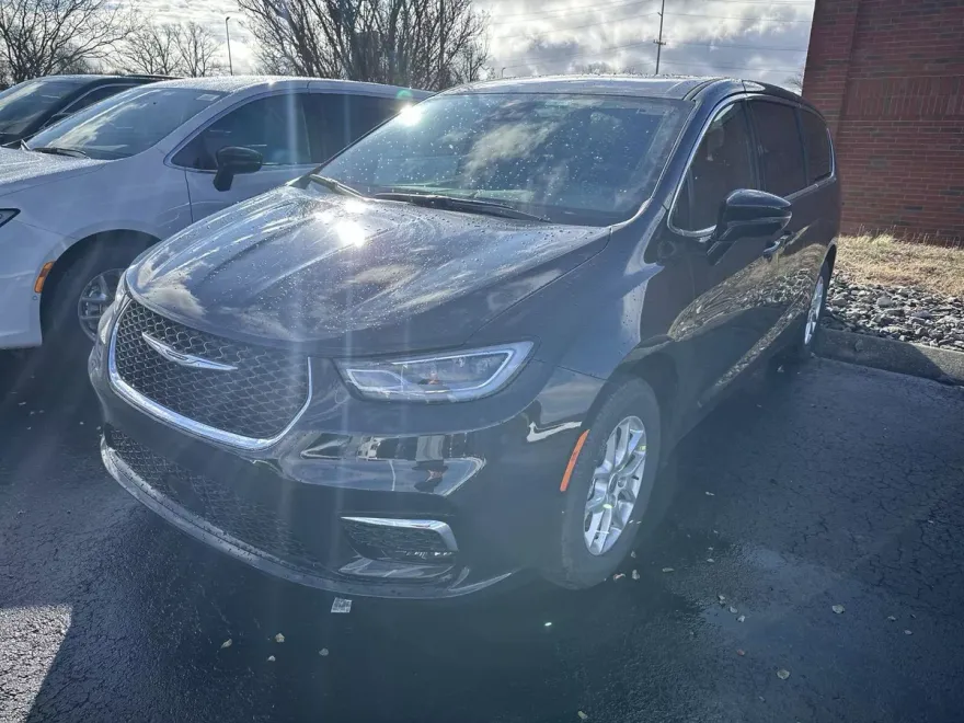 2025 Chrysler Pacifica photo 1