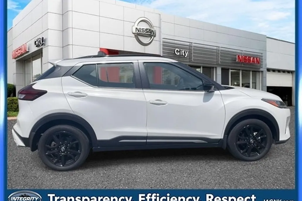 2022 Nissan Kicks SR photo 1