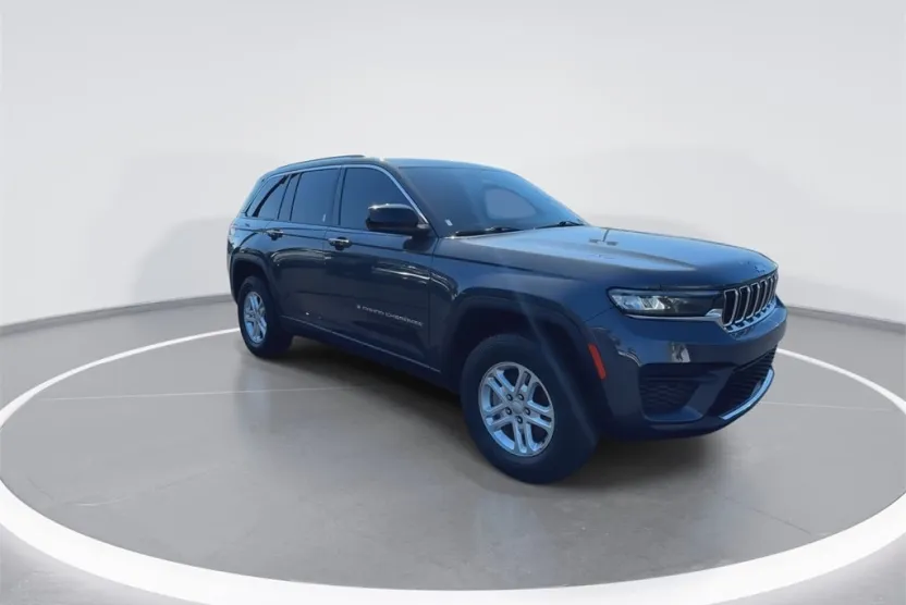 2022 Jeep Grand Cherokee Laredo photo 1