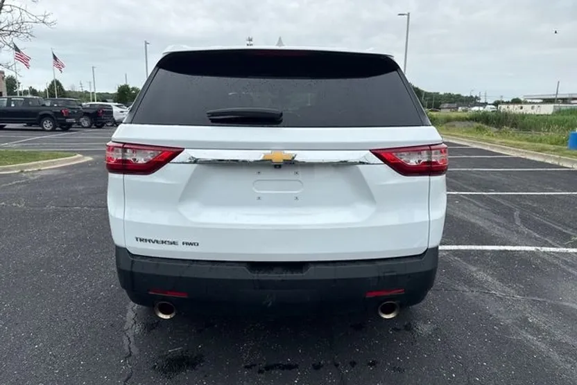 2021 Chevrolet Traverse LS photo 1