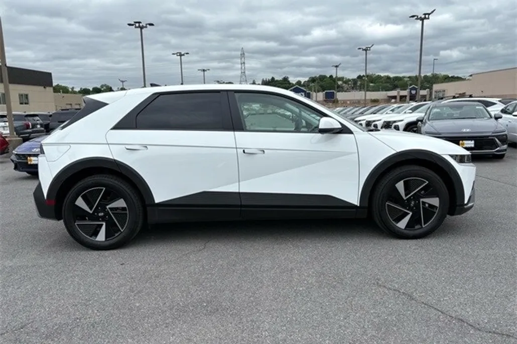 2025 Hyundai Ioniq 5 SE photo 1