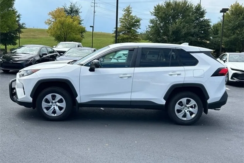 2022 Toyota RAV4 LE photo 1