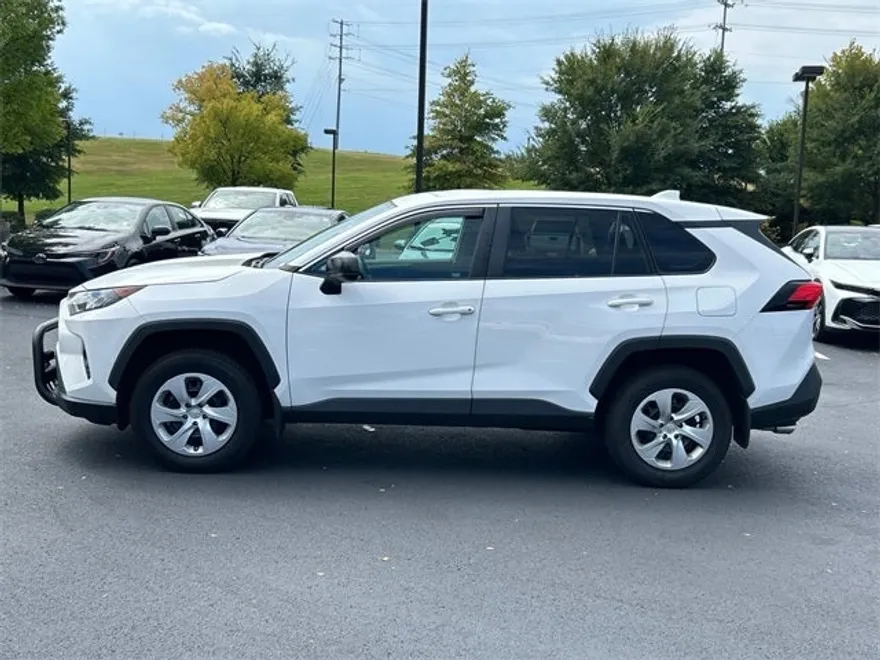 2022 Toyota RAV4 LE photo 1