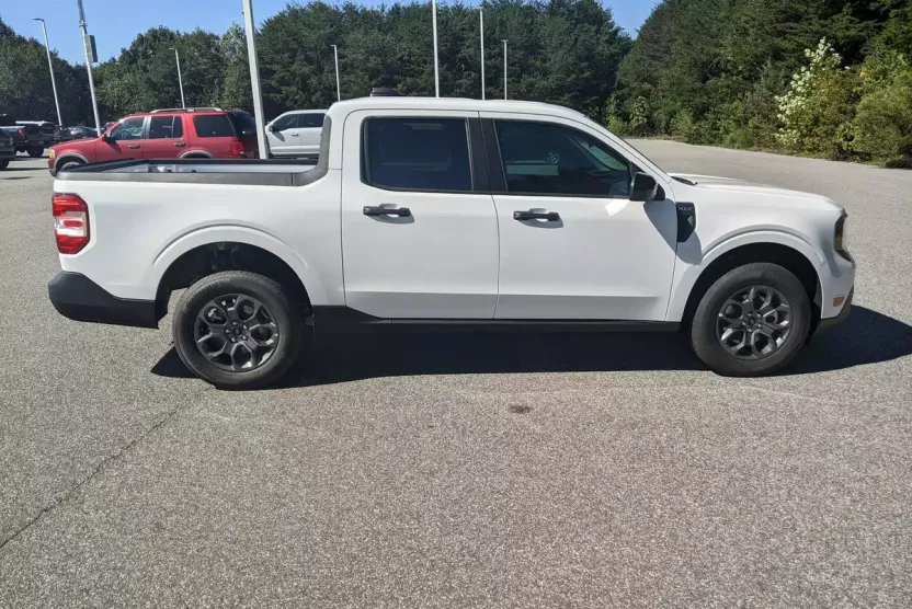 2025 Ford Maverick XLT photo 1