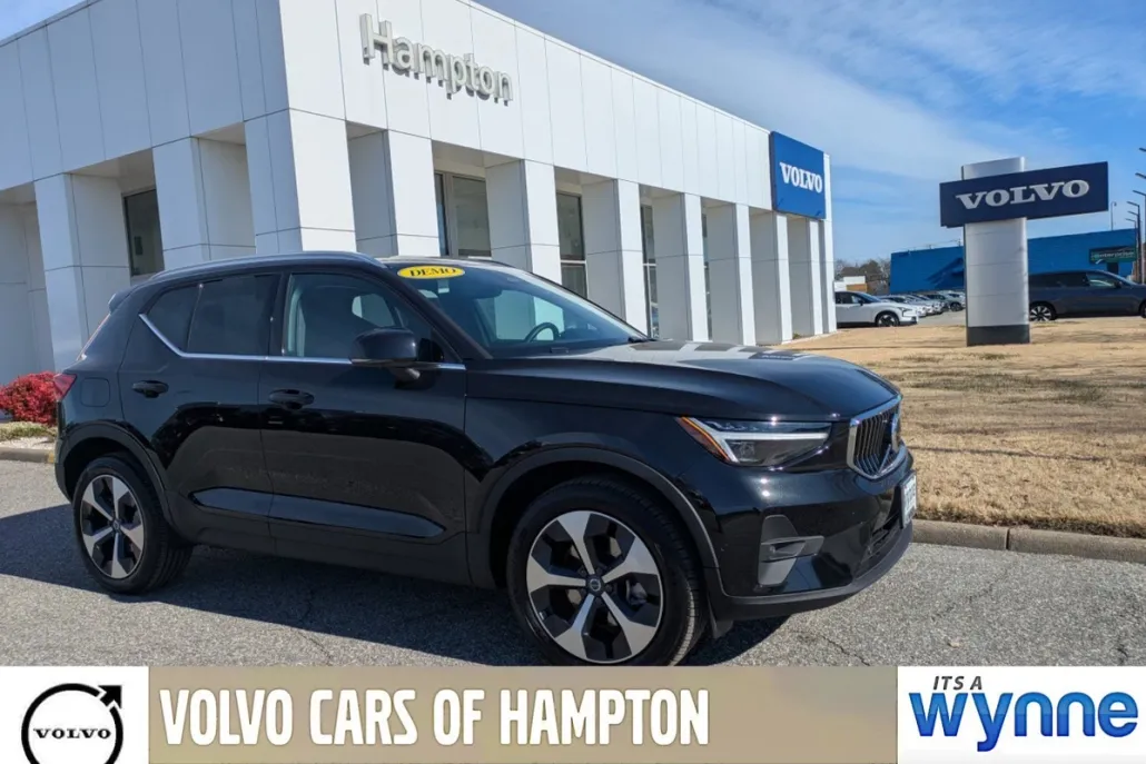 2025 Volvo XC40 Plus photo 1