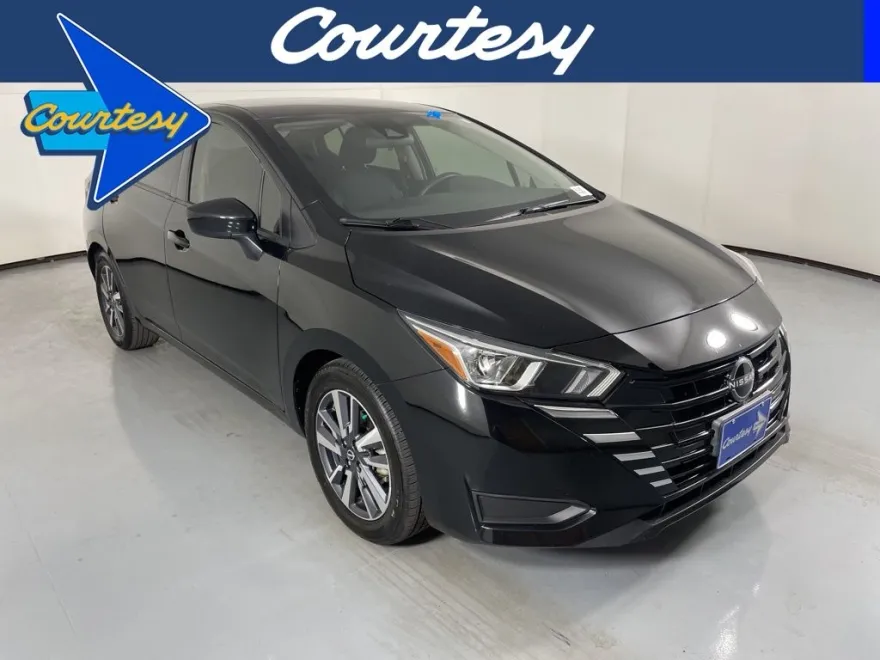 2023 Nissan Versa 1.6 SV photo 1