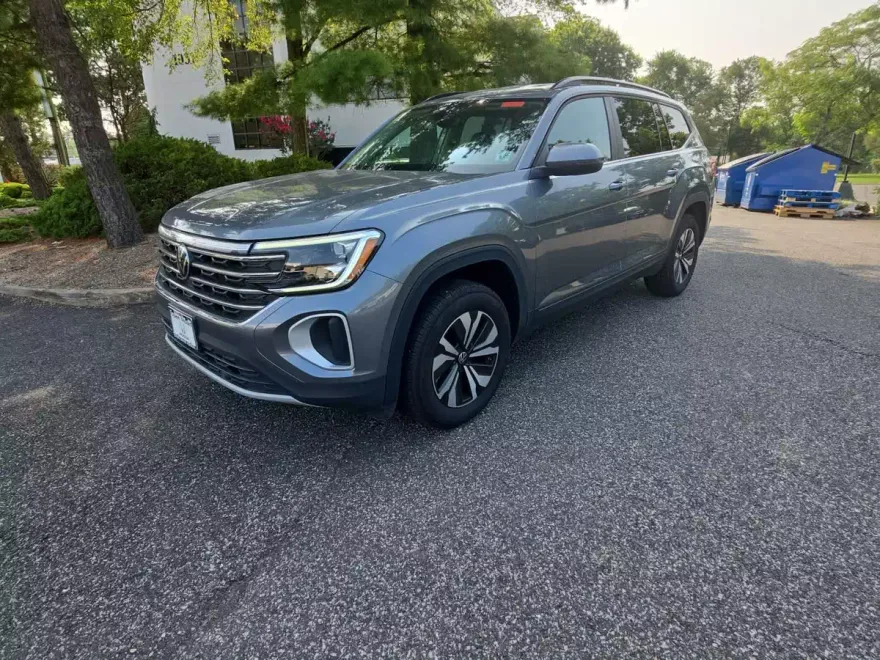 2024 Volkswagen Atlas SE photo 1