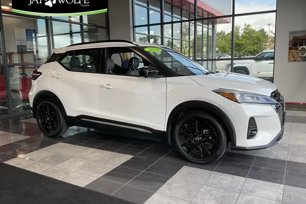 2023 Nissan Kicks SR photo 1