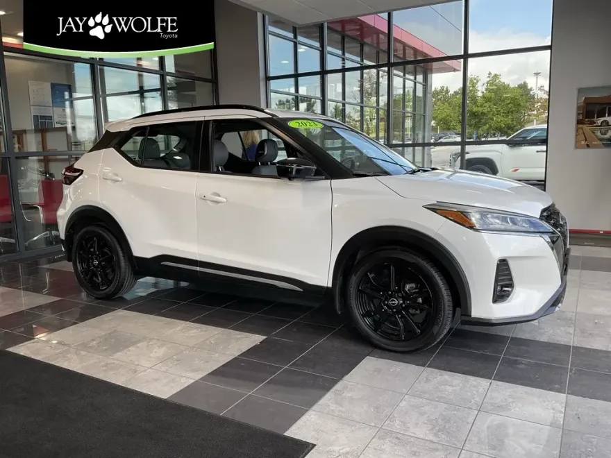 2023 Nissan Kicks SR photo 1