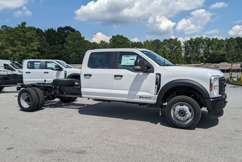 2025 Ford F-550 photo 1