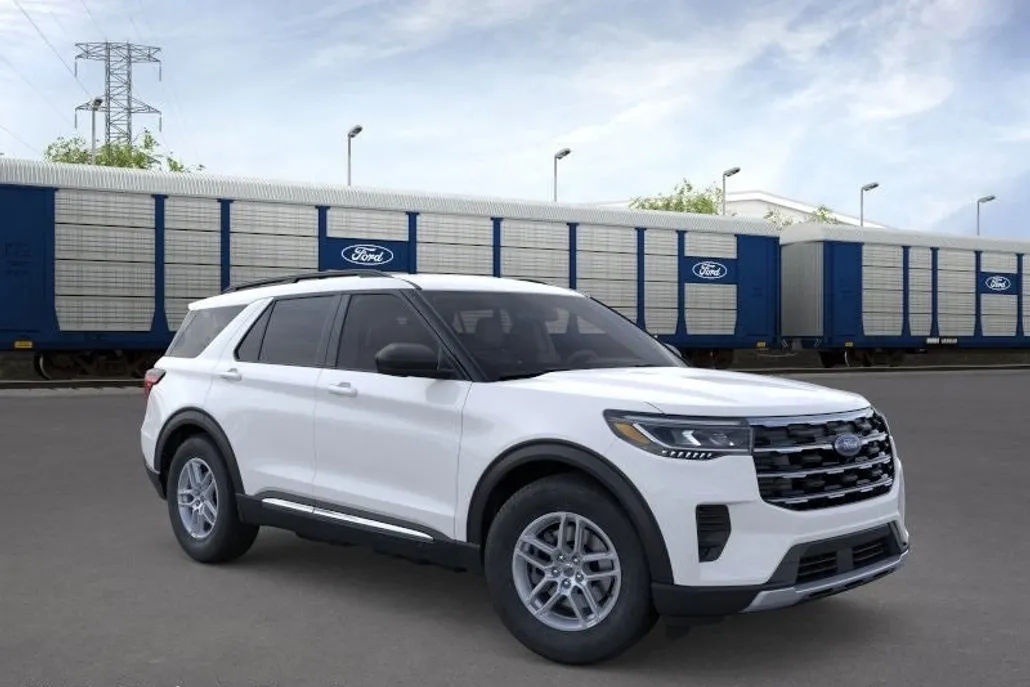 2025 Ford Explorer photo 1