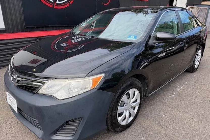2014 Toyota Camry LE photo 1