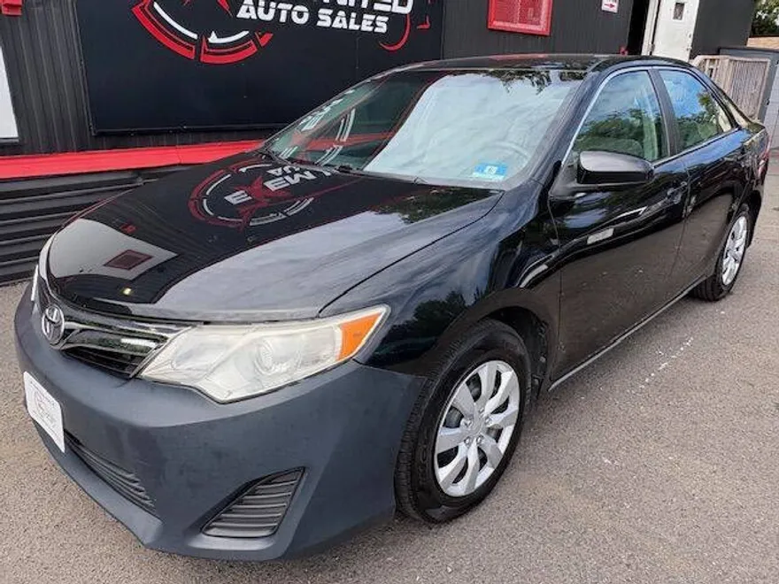 2014 Toyota Camry LE photo 1