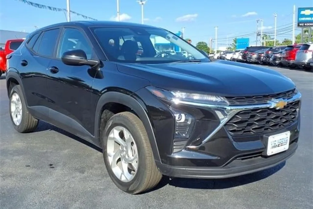 2024 Chevrolet Trax LS photo 1