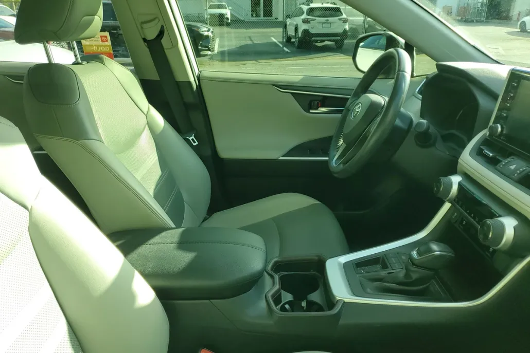 2019 Toyota RAV4 Limited photo 1