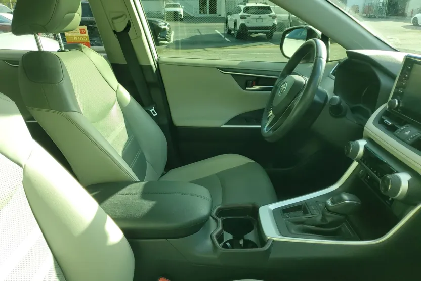 2019 Toyota RAV4 Limited photo 1