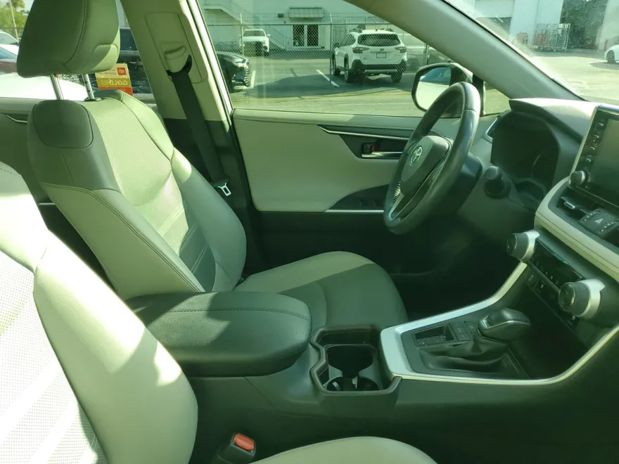2019 Toyota RAV4 Limited photo 1