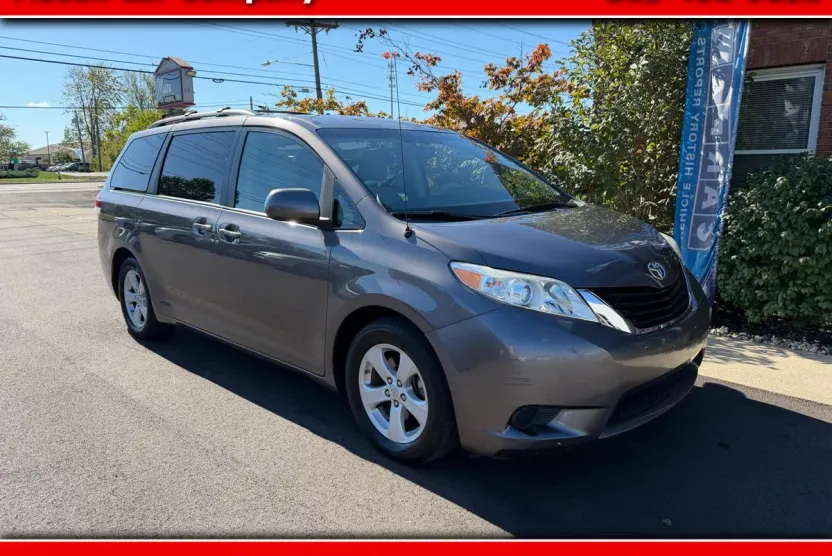 2011 Toyota Sienna LE photo 1