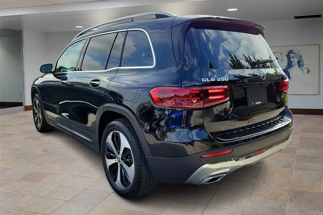 2024 Mercedes Benz GLB 250 photo 1