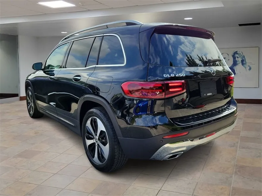 2024 Mercedes Benz GLB 250 photo 1