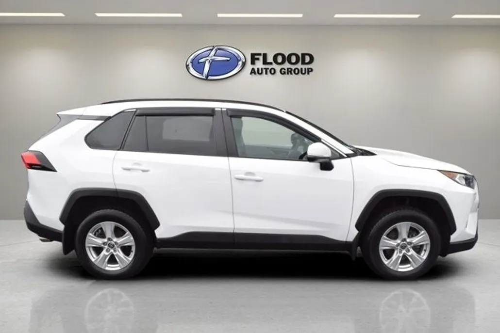 2021 Toyota RAV4 XLE photo 1