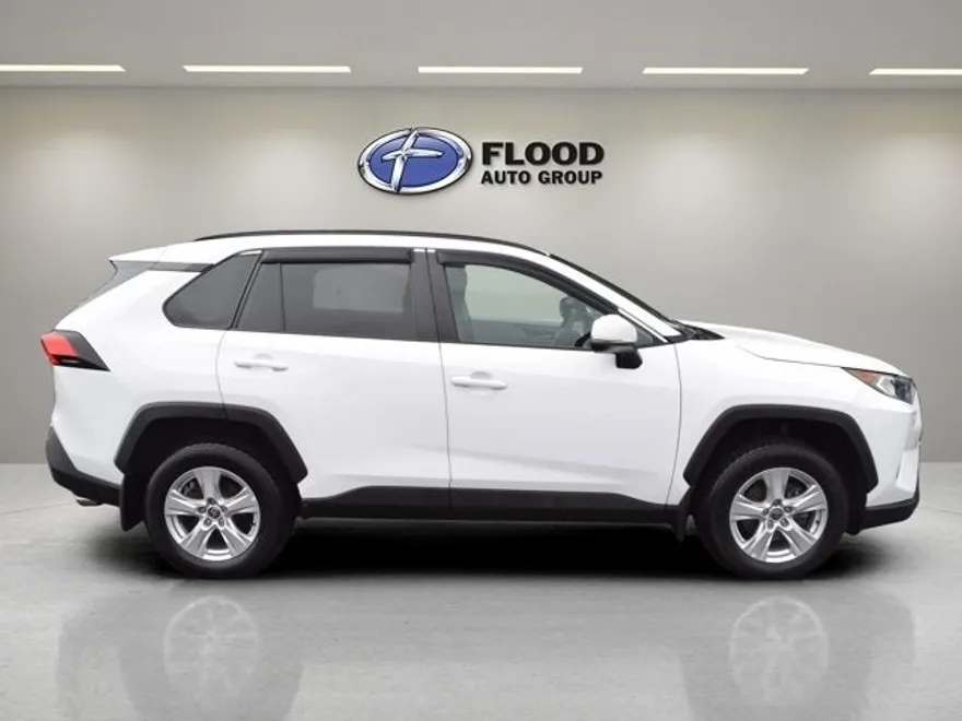 2021 Toyota RAV4 XLE photo 1