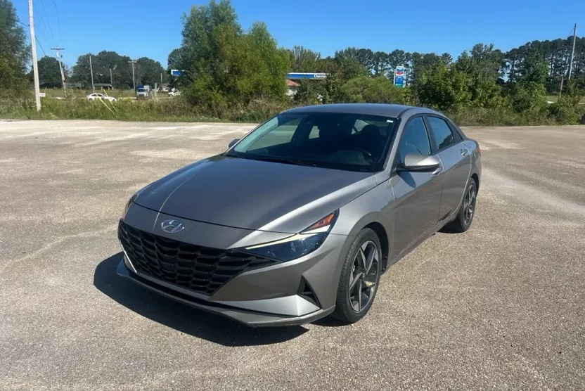 2023 Hyundai Elantra SEL photo 1