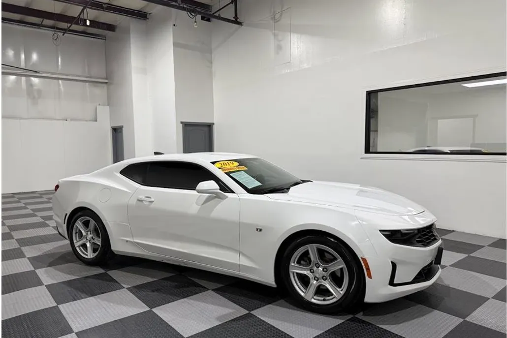 2019 Chevrolet Camaro 1LT photo 1