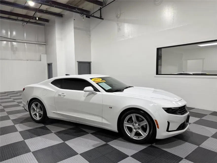 2019 Chevrolet Camaro 1LT photo 1