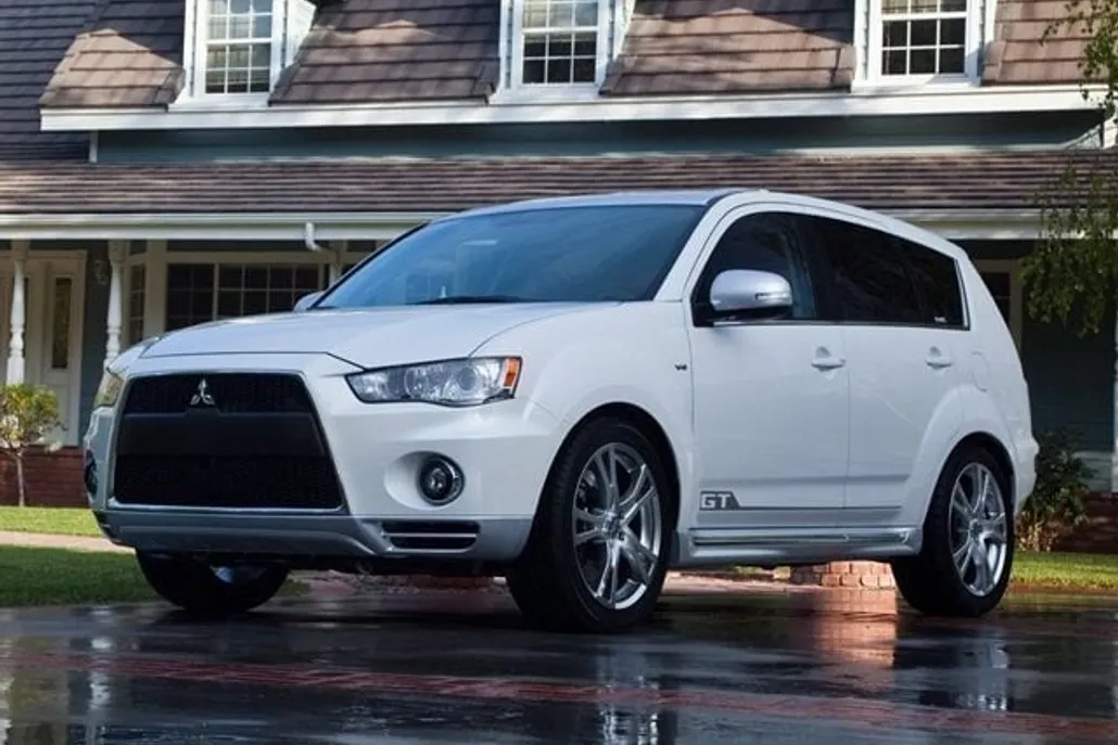 2013 Mitsubishi Outlander SE photo 1