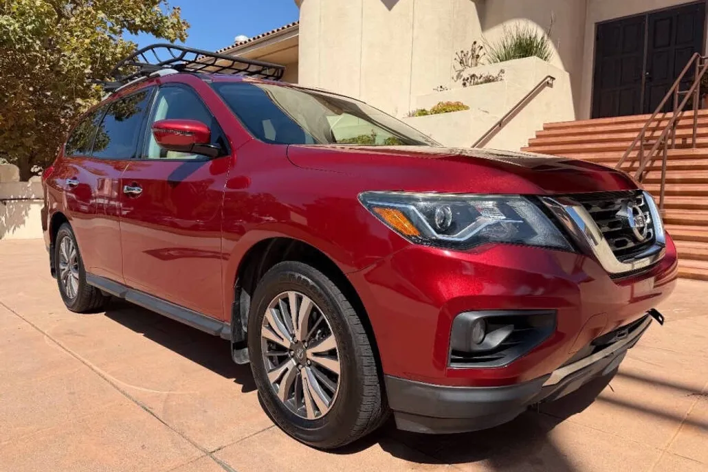 2017 Nissan Pathfinder SV photo 1