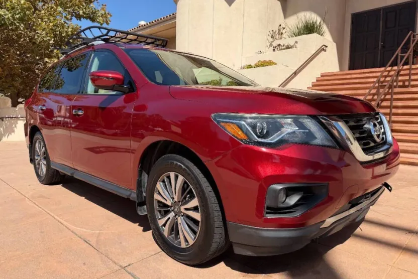 2017 Nissan Pathfinder SV photo 1