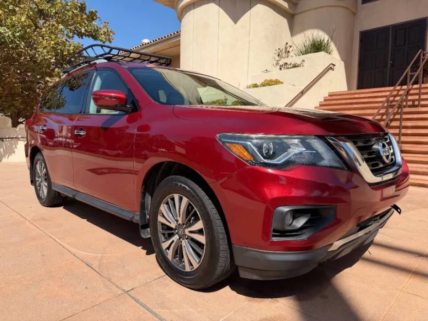2017 Nissan Pathfinder SV photo 1