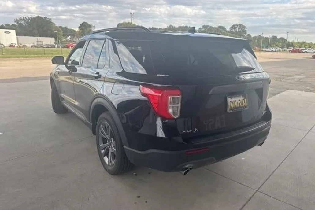 2022 Ford Explorer XLT photo 1