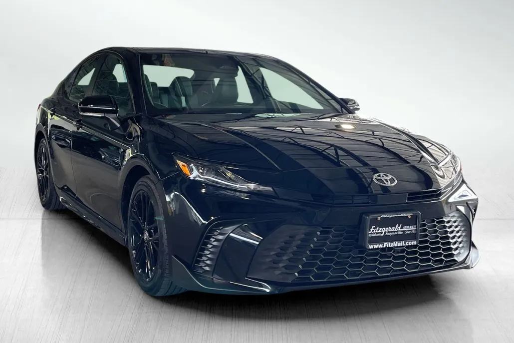 2025 Toyota Camry SE photo 1