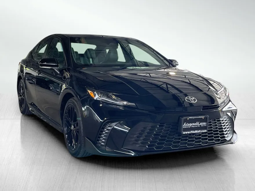 2025 Toyota Camry SE photo 1
