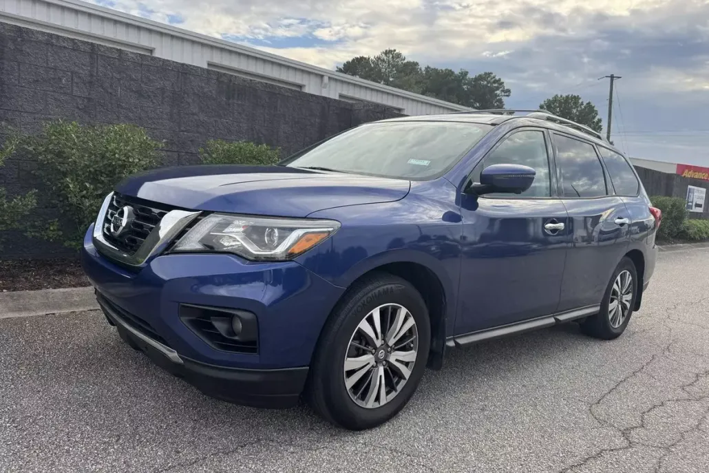 2017 Nissan Pathfinder SL photo 1