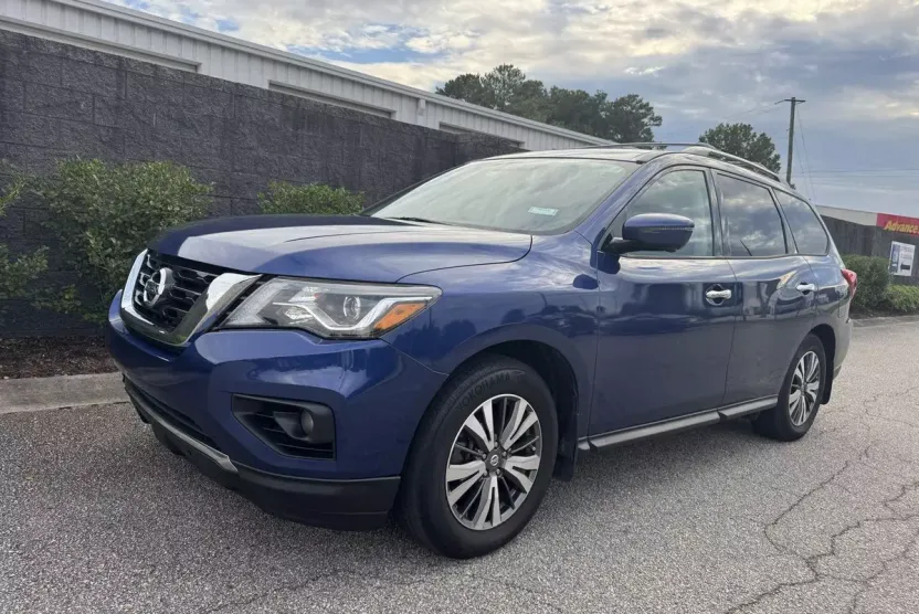 2017 Nissan Pathfinder SL photo 1