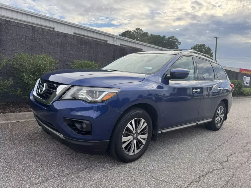 2017 Nissan Pathfinder SL photo 1