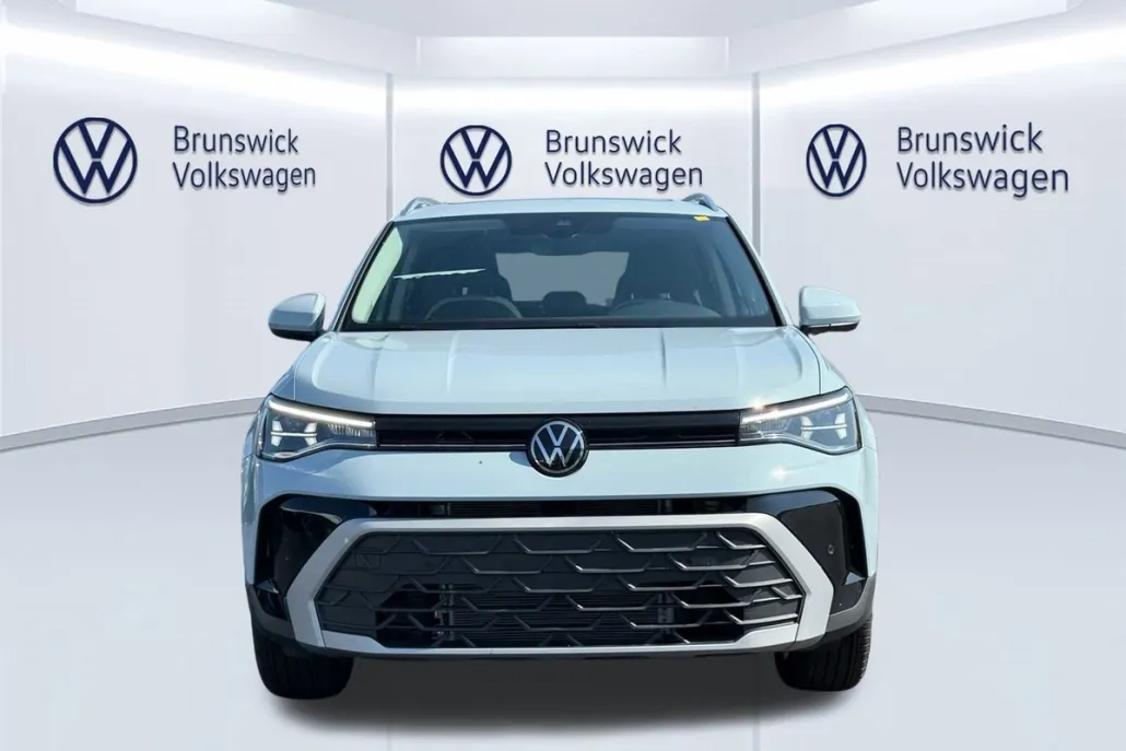 2025 Volkswagen Taos SE photo 1