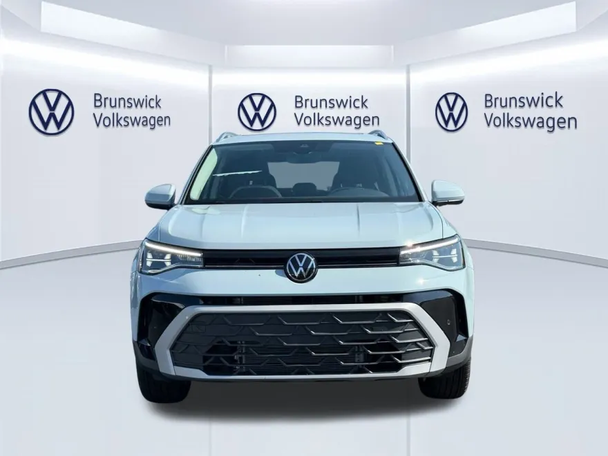 2025 Volkswagen Taos SE photo 1