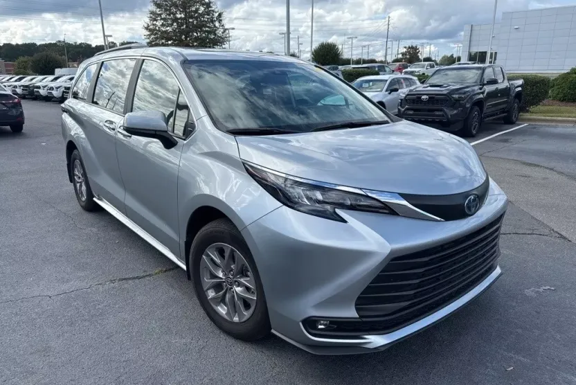 2025 Toyota Sienna XLE photo 1