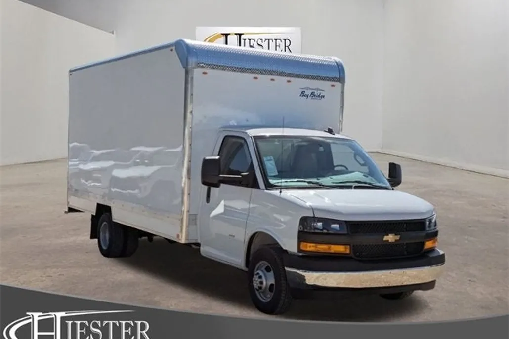2025 Chevrolet Express Cutaway 3500 photo 1