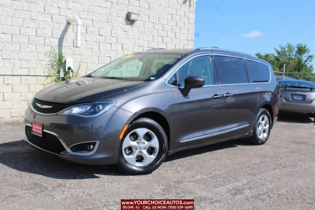 2017 Chrysler Pacifica Touring Plus photo 1